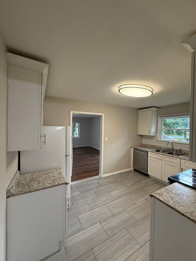 Building Photo - 3 bedroom 1.5 bath rancher