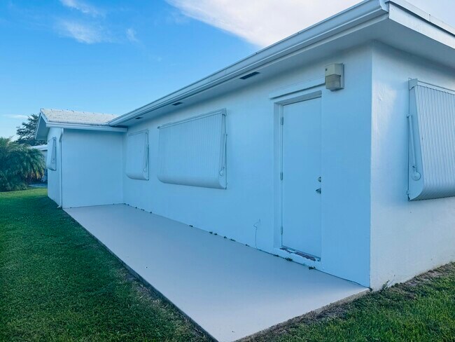 Building Photo - 520 SW 18th St