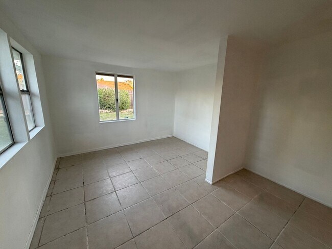 Building Photo - 3 Bedroom 2 Bath Home With Ample Storage