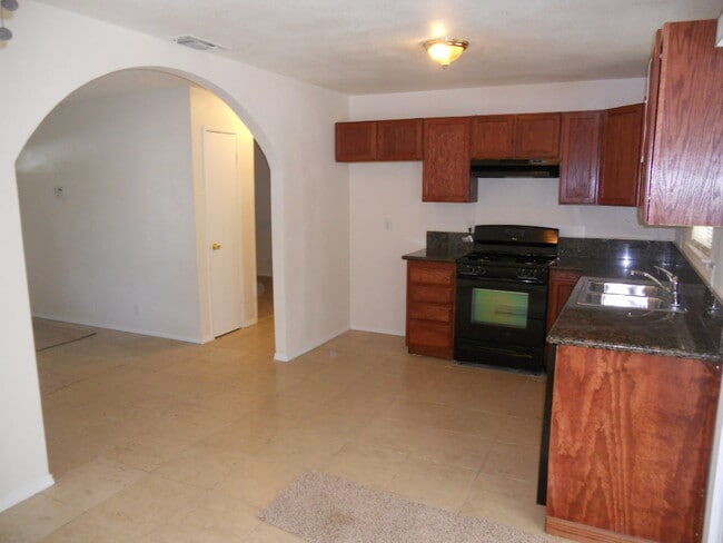Building Photo - 3 BED W RV/BOAT PARKING