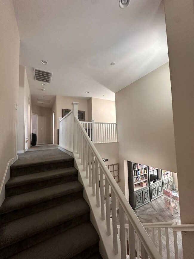 Building Photo - Stylish 4BR/3BA Home in Rosetta Canyon wit...