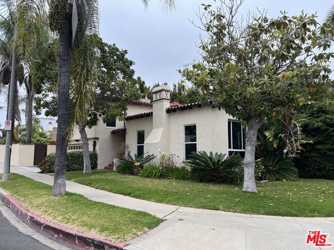 Building Photo - 1650 S Crest Dr