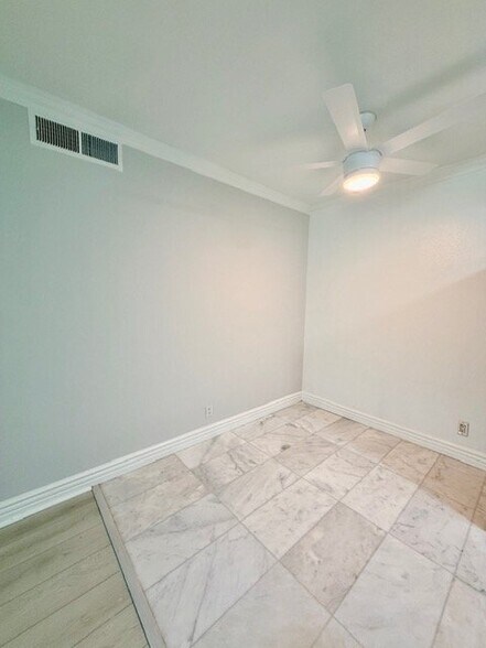 Building Photo - 1595 E Chevy Chase Dr