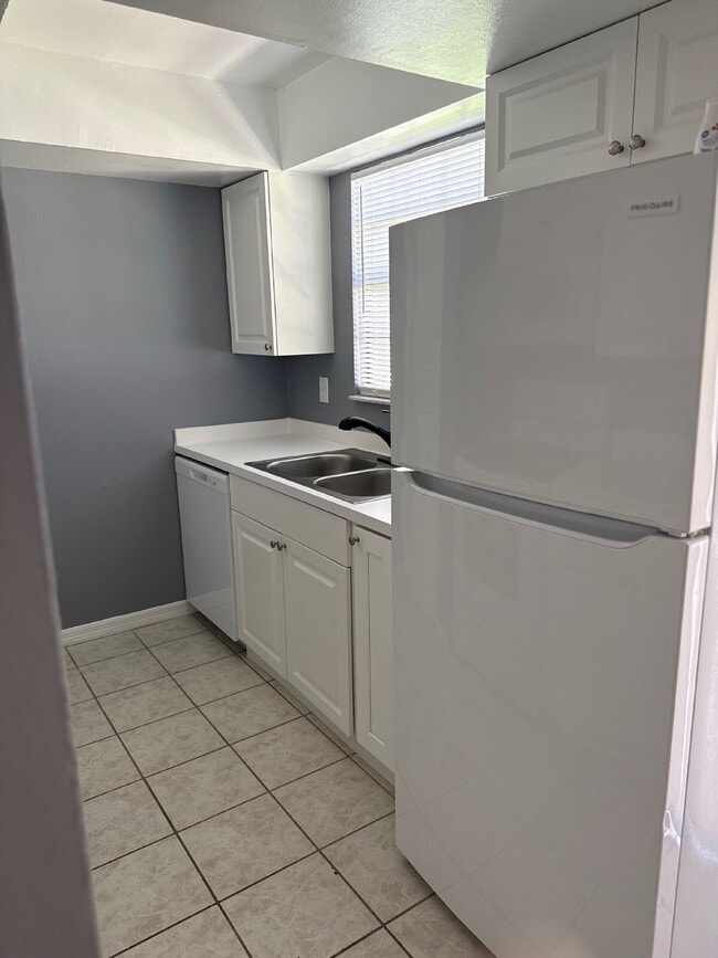 Building Photo - Newly Renovated 2 bedroom Townhouse