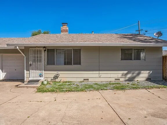 Building Photo - This is a charming 2 bedroom, 1 bathroom, 1 car garage duplex