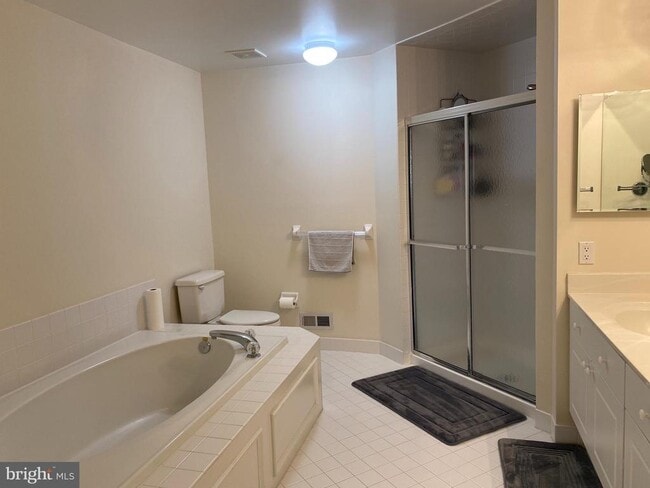 Building Photo - 202 Oaktree Ct