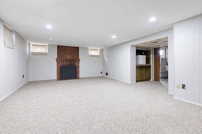 Building Photo - 1517 Dellsway Rd