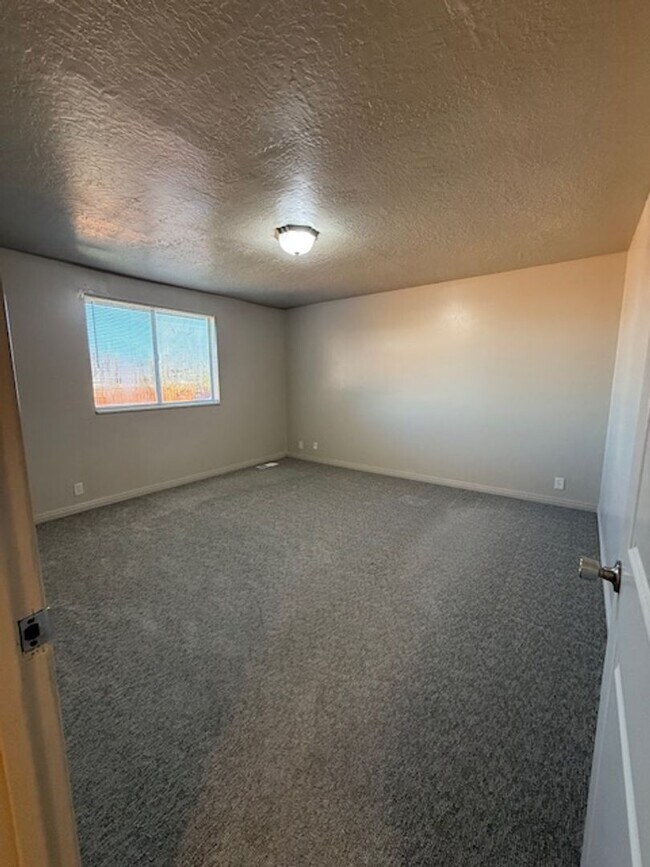 Building Photo - 537 E Acoma Rd