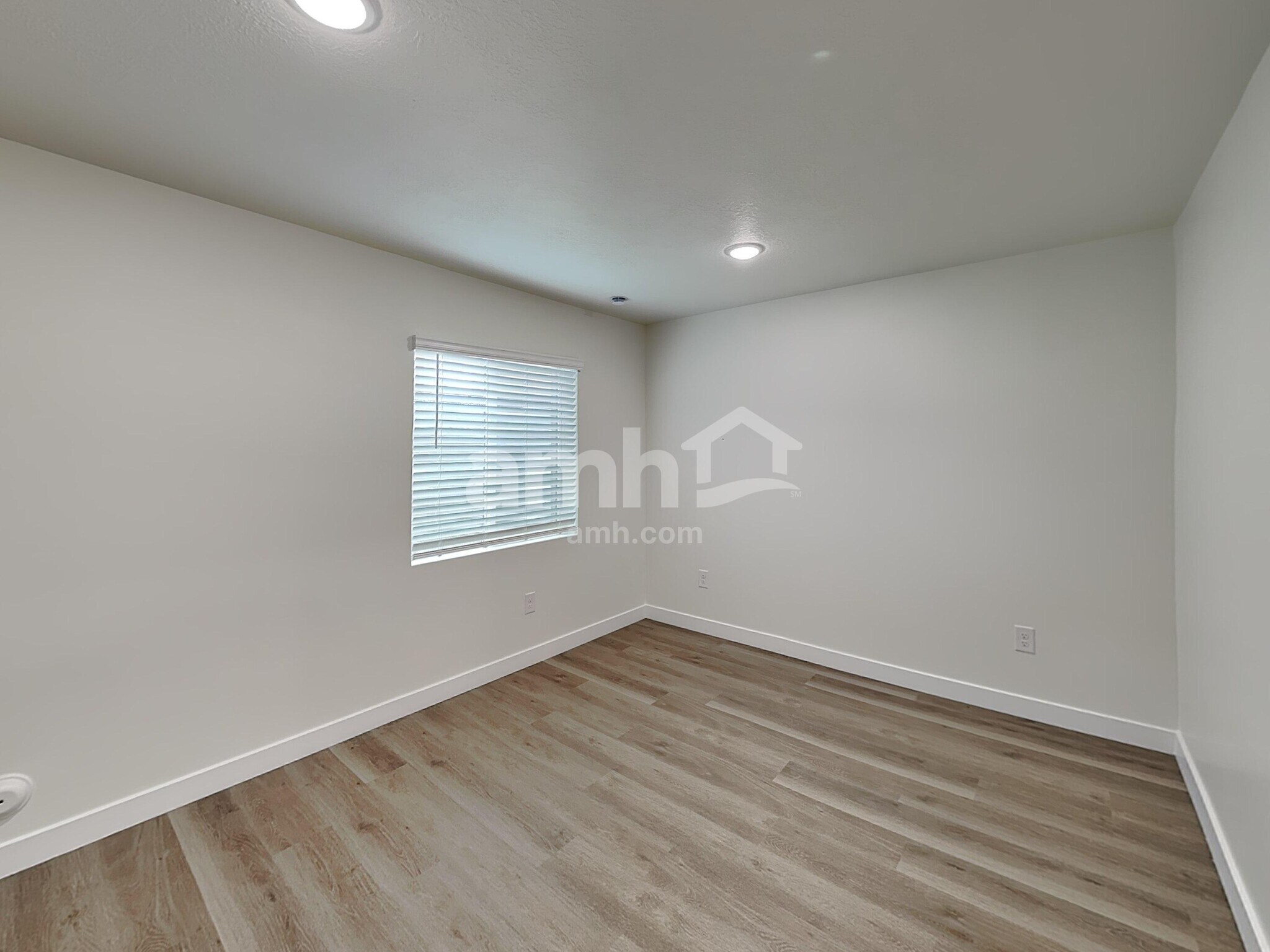Building Photo - 1322 W Mahogany St