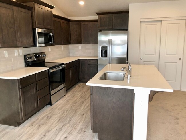 Building Photo - Newer Construction in Mae Valley