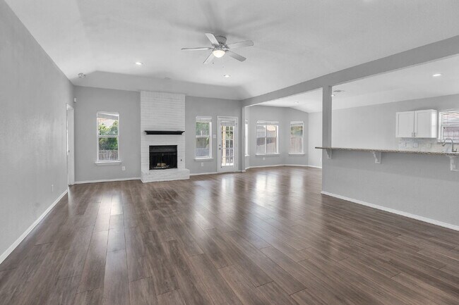 Building Photo - 691 Montana Ct N