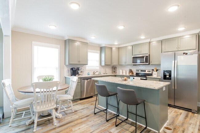 Building Photo - Contemporary 4BR/2BA Home with 2-Car Garage, Spacious Yard, and Close Proximity to Moody Air Forc...