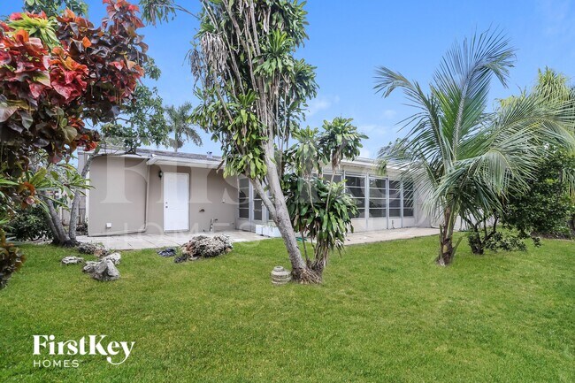 Building Photo - 2720 SW 18th St