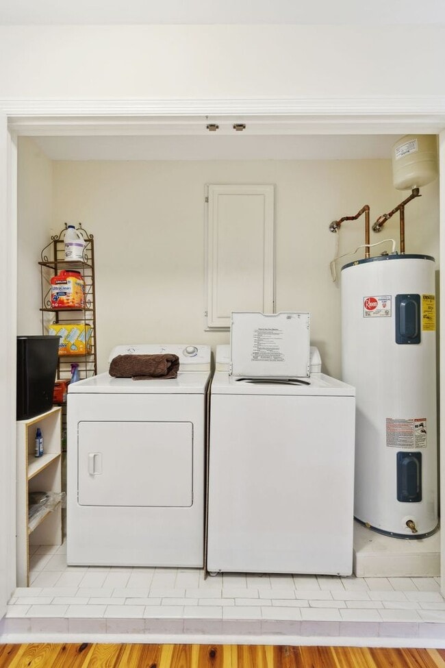 Building Photo - Downtown Charleston Waterfront Townhouse