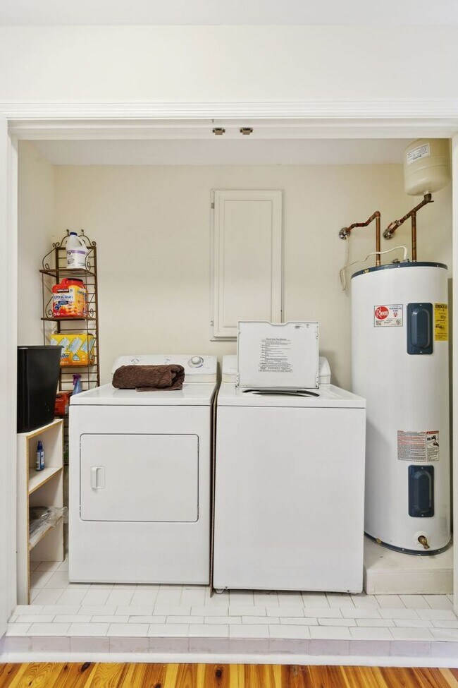 Building Photo - Move In Ready Waterfront Townhome in Downt...