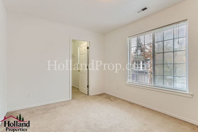 Building Photo - BEST PRICE APPLY NOW!! 3 Bedroom townhouse in quiet area of Beaverton