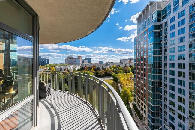 Building Photo - 8220 Crestwood Heights Dr