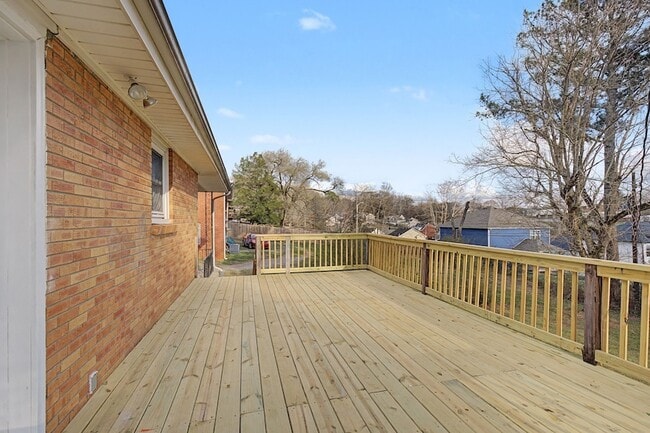 Building Photo - 534 Rosewood Dr