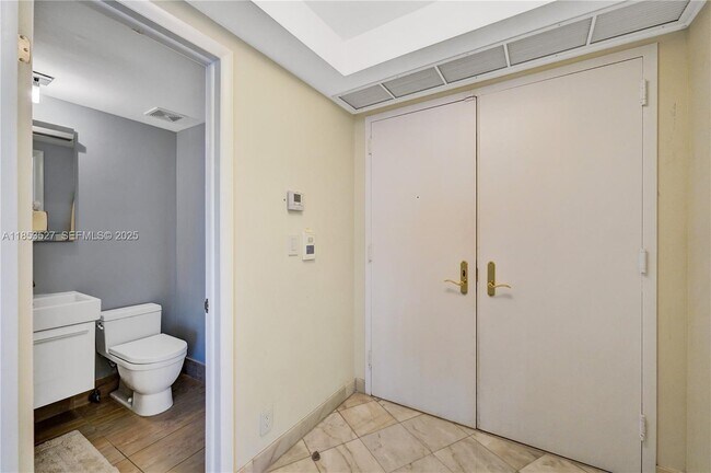 Building Photo - 20281 E Country Club Dr