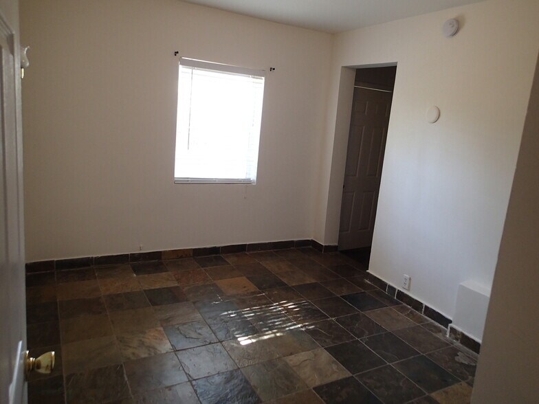 bed room - 2047 Ivar Ave