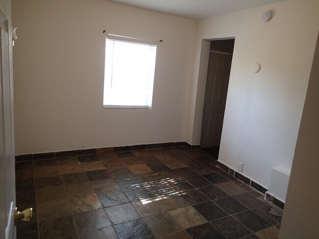 bed room - 2047 Ivar Ave