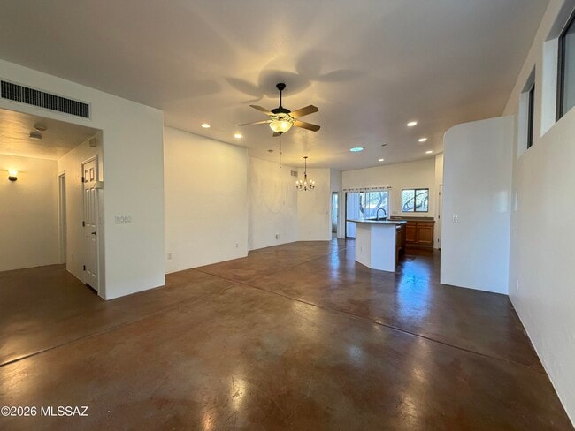 Building Photo - 1401 E English Ivy Ct