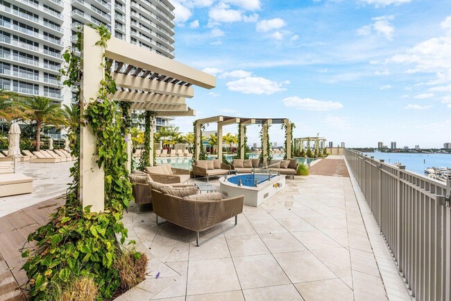 Building Photo - 220 Lake Shore Dr