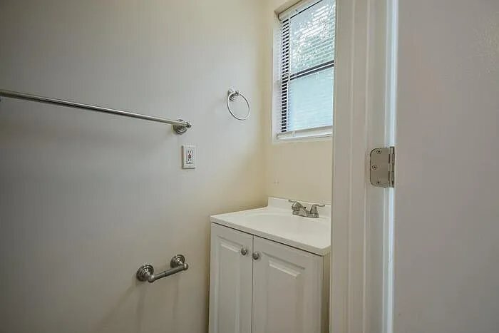 Building Photo - 105 Fallsbury Rd