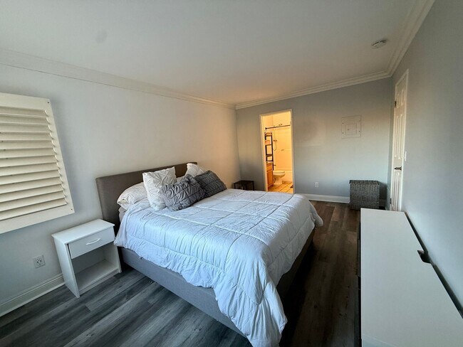 Building Photo - Spacious and Modern 2BR Condo in UTC, San Diego