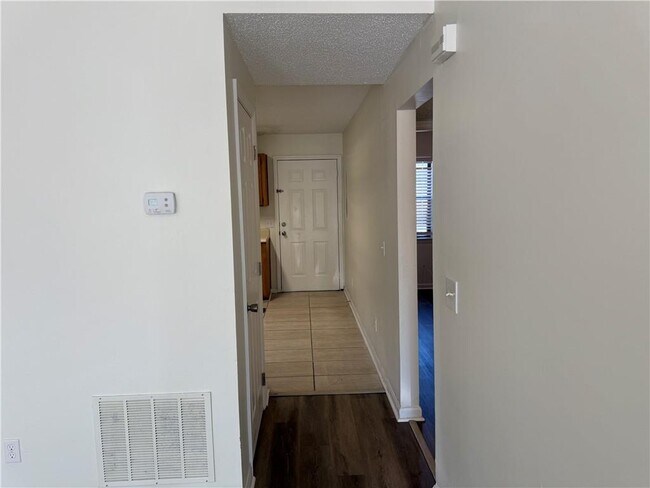 Building Photo - 890 E Cherry St