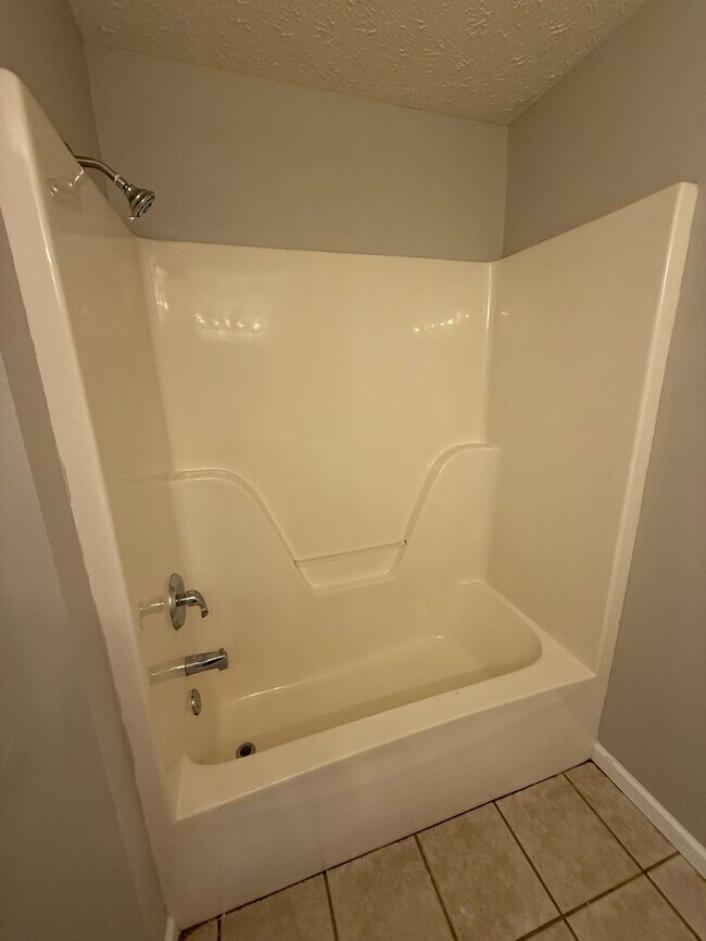 Building Photo - Updated home in Nixa