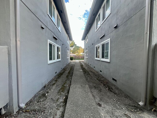 Building Photo - Modern Renovated 2-Bedroom in Santa Clara | Prime Location Near Apple, Nvidia & Major Highways