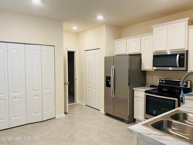 Building Photo - 7765 Legacy Trl