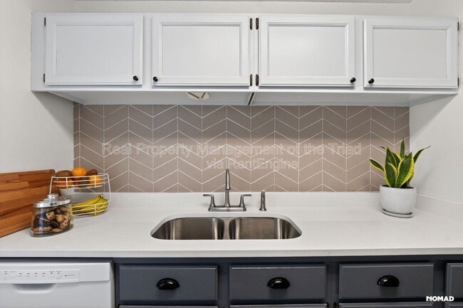 Building Photo - 201 Oakwood Ct