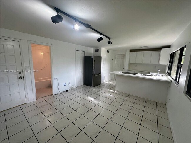Building Photo - 1321 SW 14th Ave