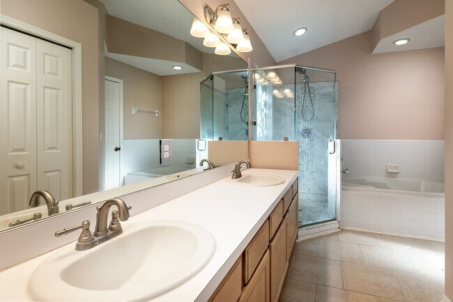 Building Photo - HEATHROW 3 BDRM HOME READY NOW!