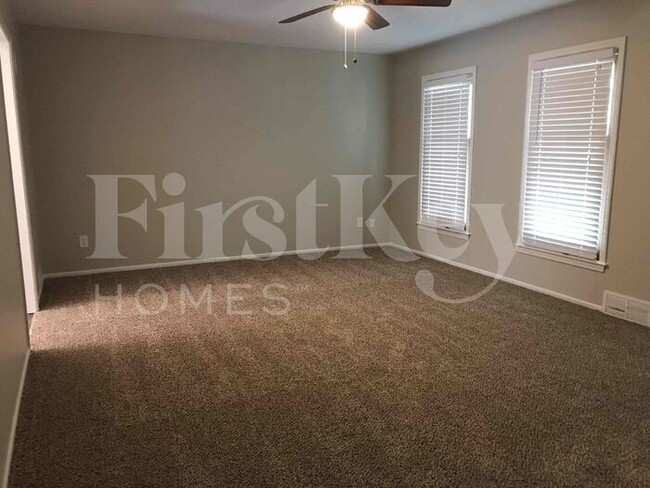 Building Photo - 5813 NW Aspen Ln