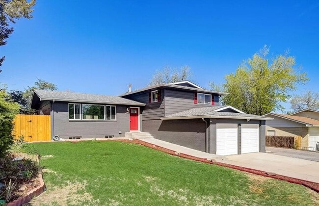 Building Photo - Newly Remodeled Home with Spacious Driveway!