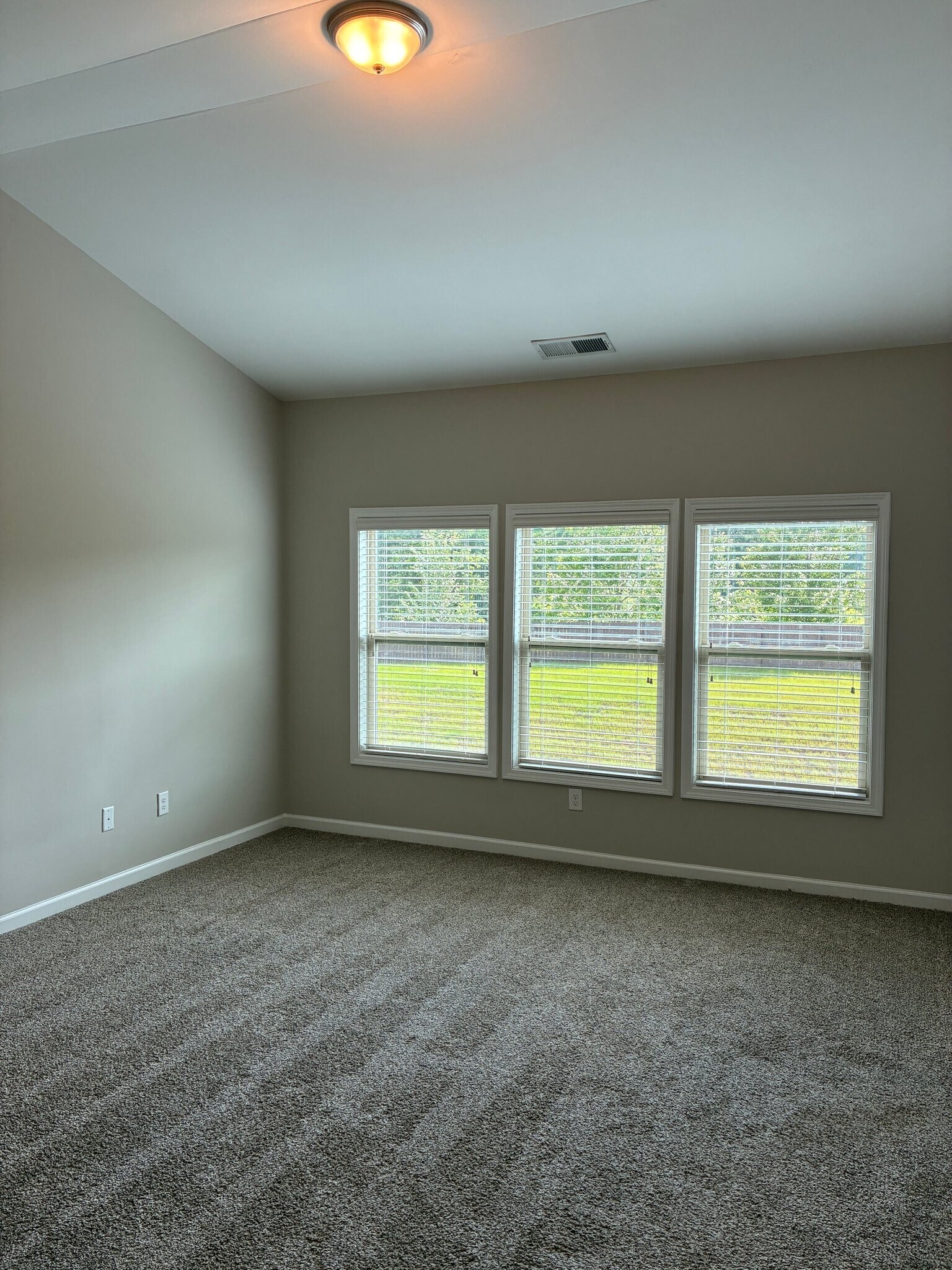 Building Photo - 1335 Hampton Oaks Dr