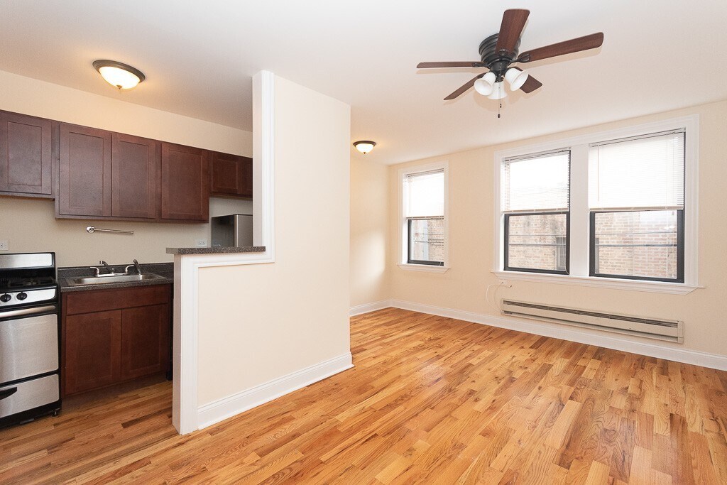 Building Photo - 821 W Diversey Pkwy