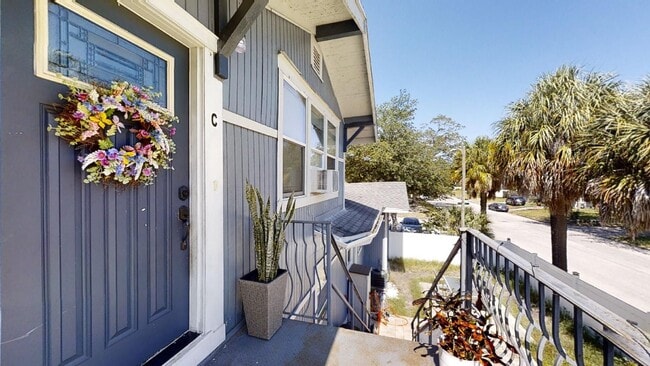 Building Photo - CHARMING 2 BEDROOM, 1 BATH HOME WITH SPACIOULS COURTYARD