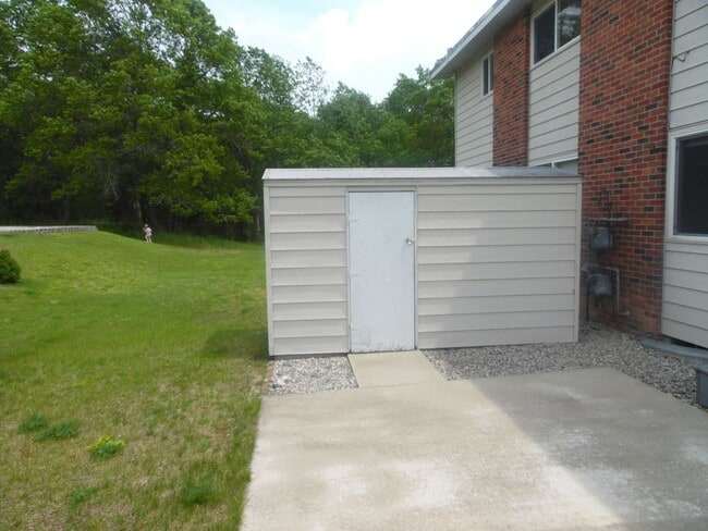 Building Photo - 3 bed, 1.5 Bath Townhouse in Villages of Oscoda just reduced!