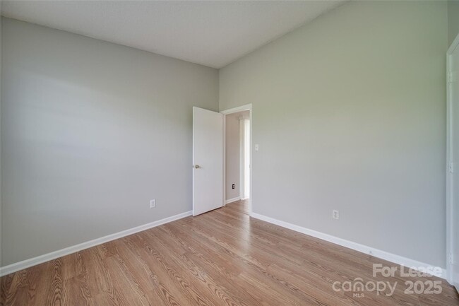 Building Photo - 120 Lantana Dr