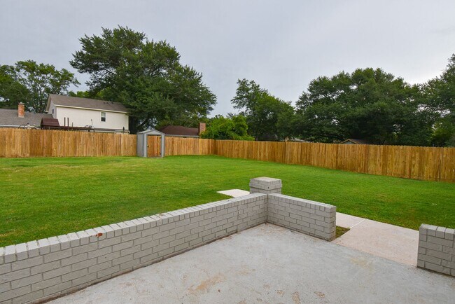 Building Photo - Lease Takeover Opportunity Available! 3 Be...