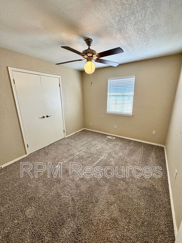 Building Photo - 1135 W Johnathan Way