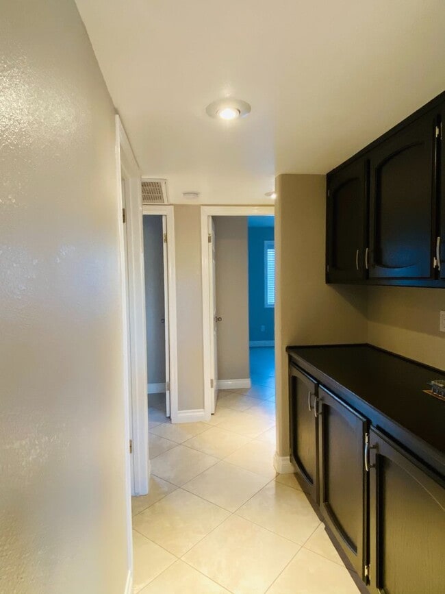 Building Photo - AVAILABLE NOW!!