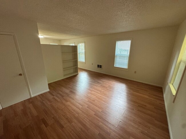 Building Photo - Studio Duplex in Downtown Eugene