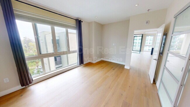 Building Photo - 2665 Fifth Ave