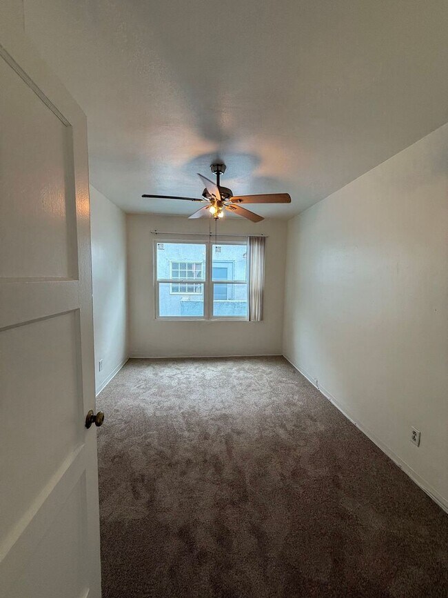 Building Photo - Mission Beach 1 Bedroom