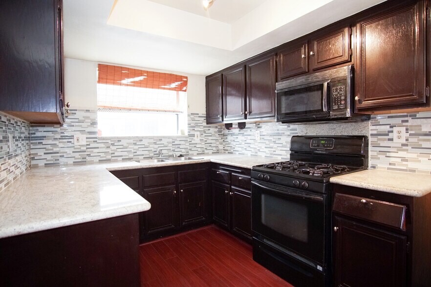 Building Photo - 1214 S Mayflower Ave